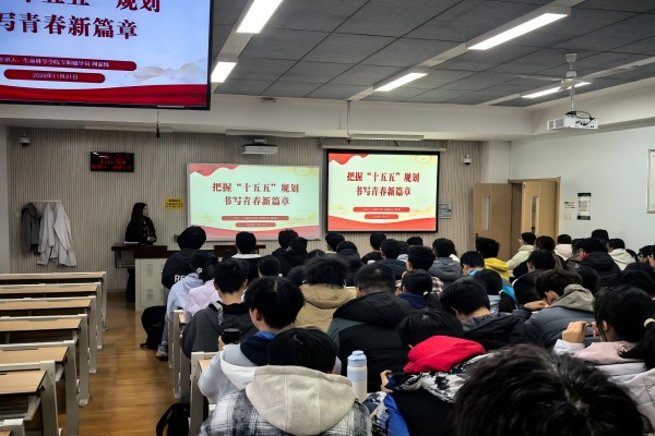 同学们认真听讲(1).jpg
